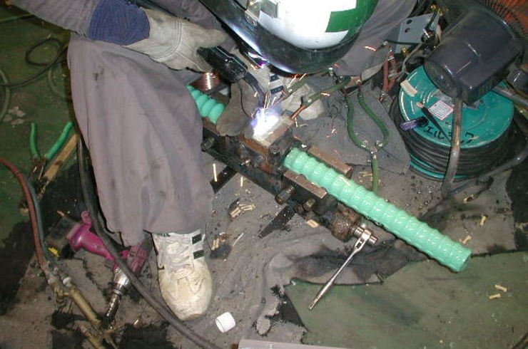 エポキシ樹脂塗装へのエンクローズ溶接またはガス圧接継ぎ手