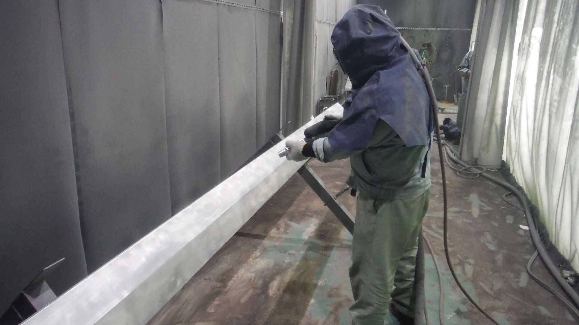 金属等を塗料のように吹き付ける溶射